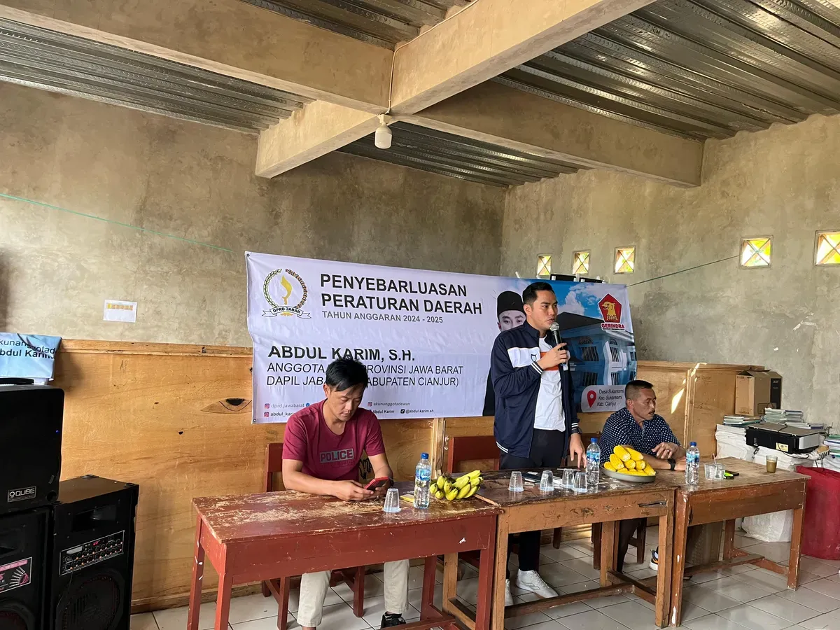 Anggota Komisi IV DPRD Jawa Barat, Abdul Karim saat menggelar sosialisasi Perda Nomor 4 Tahun 2023 tentang Rencana Perlindungan dan Pengelolaan Lingkungan Hidup di SMP Bina Utama kampung Surupan, Cianjur. (Sumber: Dok. Pribadi)