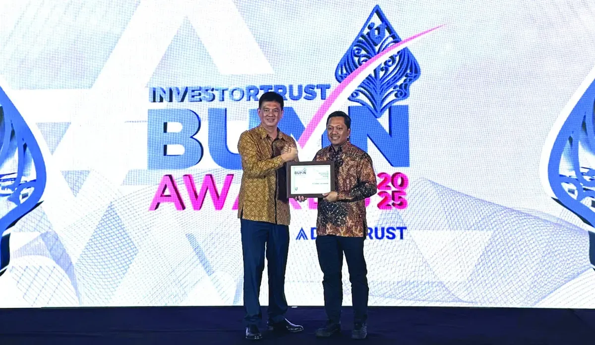 VP Corporate Secretary Finnet Ido Laksono (kanan) saat menerima penghargaan “Excellence in Digital Banking Turnaround” dalam ajang InvestorTrust BUMN Awards 2025. (Sumber: Dok. Telkom)