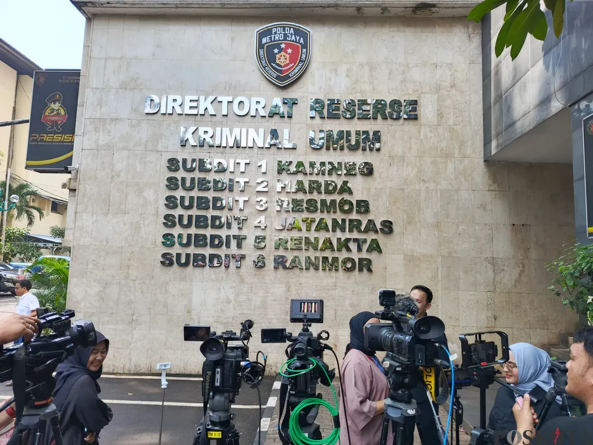 Sejumlah awak media menunggu kedatangan Mantan Ketua Komisi Pemberantasan Korupsi (KPK) Abraham Samad di Gedung Direktorat Reserse Kriminal Umum Polda Metro Jaya, Jakarta Selatan, Rabu, 13 Agustus 2025. (Sumber: Poskota/Ali Mansur)