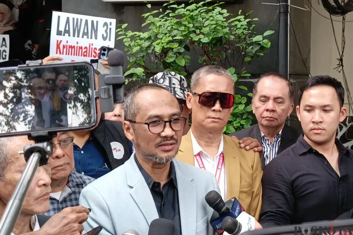 Mantan Ketua KPK, Abraham Samad memenuhi panggilan sebagai saksi kasus tudingan ijazah palsu Jokowi di Mapolda Metro Jaya, Jakarta Selatan, Rabu, 13 Agustus 2025. (Sumber: Poskota/Ali Mansur)