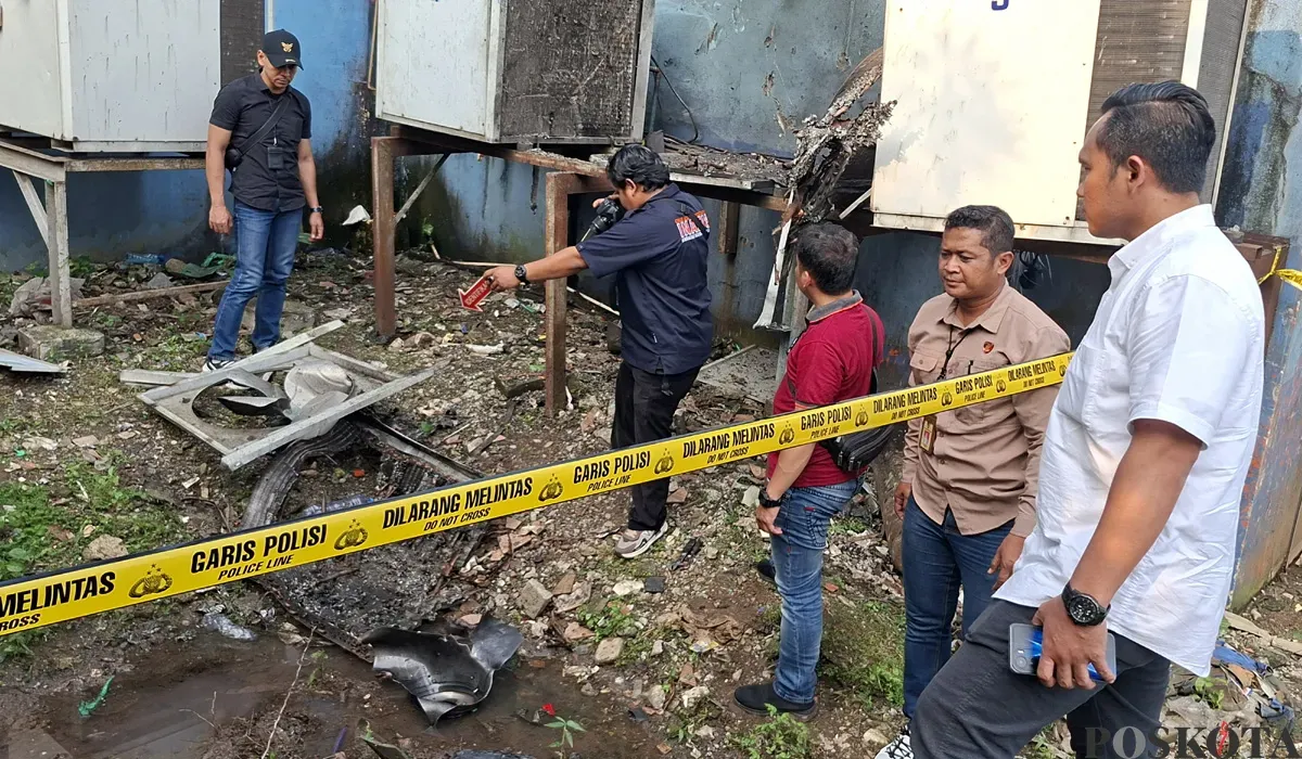 Petugas dari Polsek Pancoran Mas melakukan olah TKP di lokasi ledakan AC di Superindo Depok Town Square, Rabu, 13 Agustus 2025. (Sumber: POSKOTA | Foto: Angga Pahlevi)