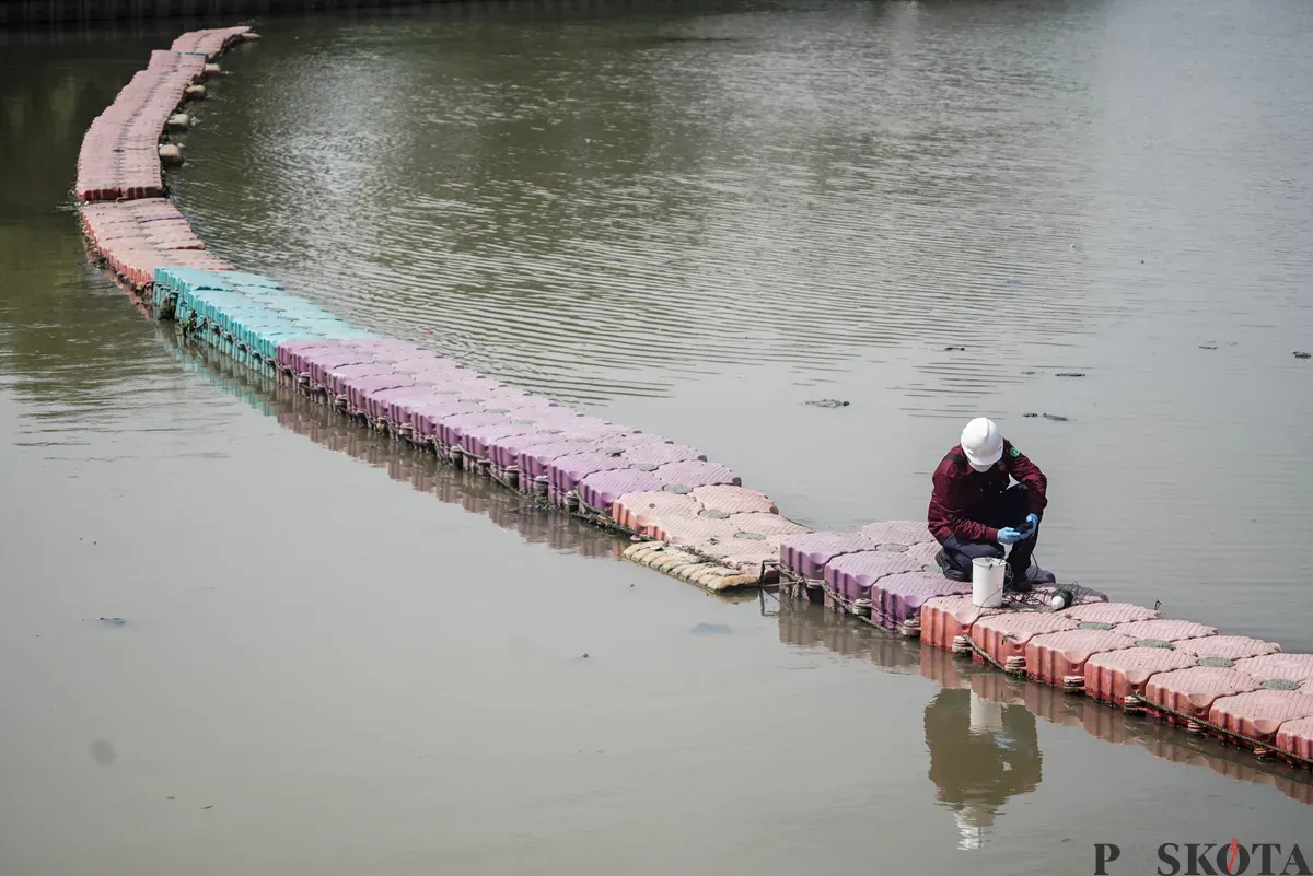 Petugas menyemprotkan air saat simulasi penanganan busa di Pintu Air Weir 3 Marunda, Kanal Banjir Timur (KBT), Jakarta Utara, Rabu, 13 Agustus 2025. (Sumber: Poskota/Bilal Nugraha Ginanjar)