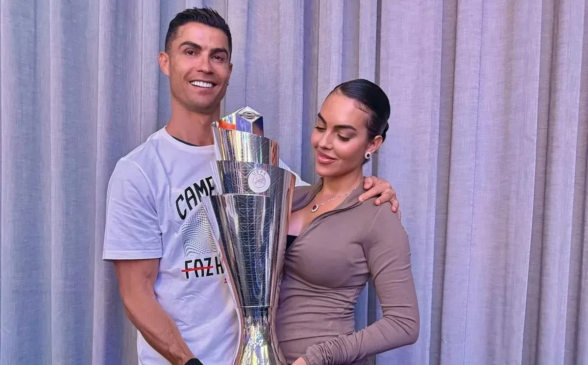 Pesepakbola asal Portugal, Cristiano Ronaldo akhirnya resmi meminang sang kekasih, Georgina Rodriguez. (Sumber: Instagram/@cristiano)
