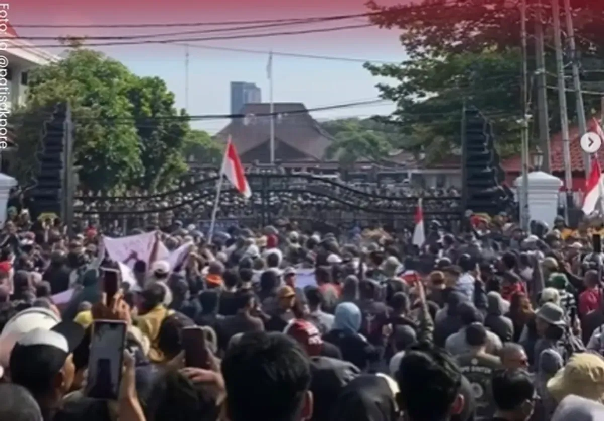 Demo di Pati berakhir ricuh di depan Pendopo Kabupaten Pati, Jawa Tengah (Sumber: Instagram @diskursusnetwork)