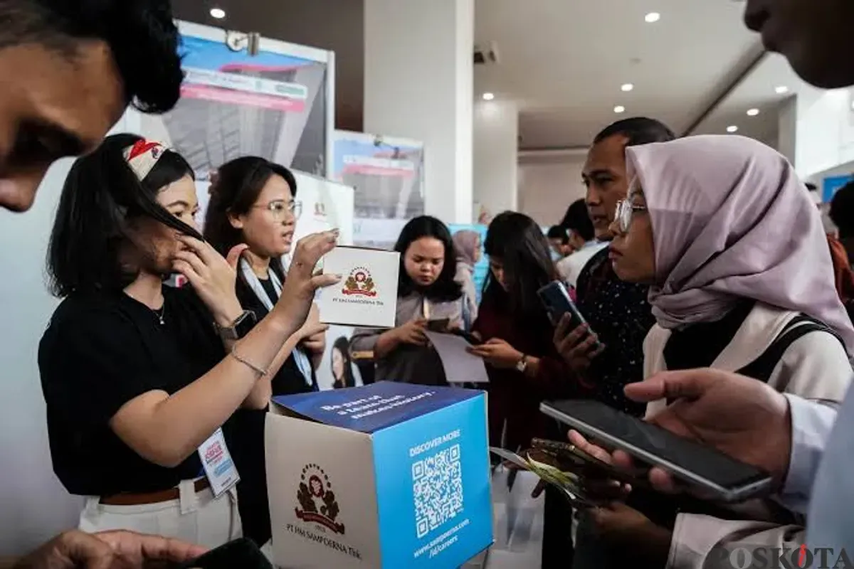 Ilustrasi - Peserta memadati salah satu stan perusahaan dalam ajang Jobfest, yang menghadirkan puluhan perusahaan dan ribuan lowongan kerja di Jakarta. (Sumber: Poskota/Bilal Nugraha Ginanjar)