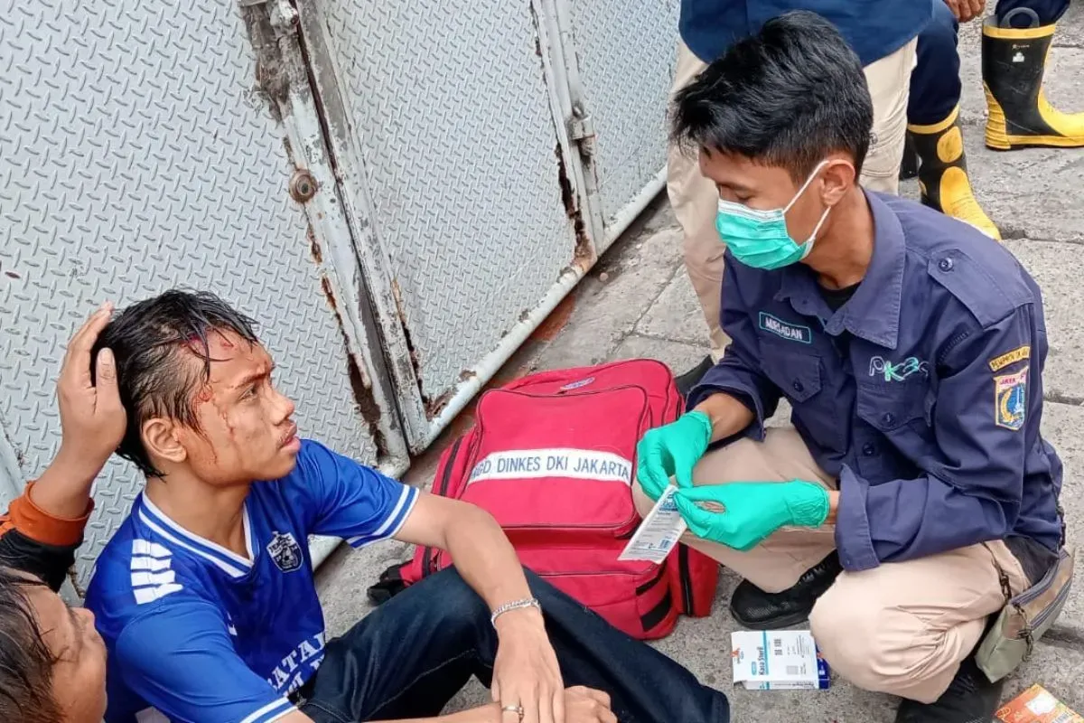 Korban luka saat bantu pemadaman api kebakaran di permukiman padat penduduk wilayah Tambora, Jakarta Barat, Rabu, 13 Agustus 2025. (Sumber: Dok. Damkar)