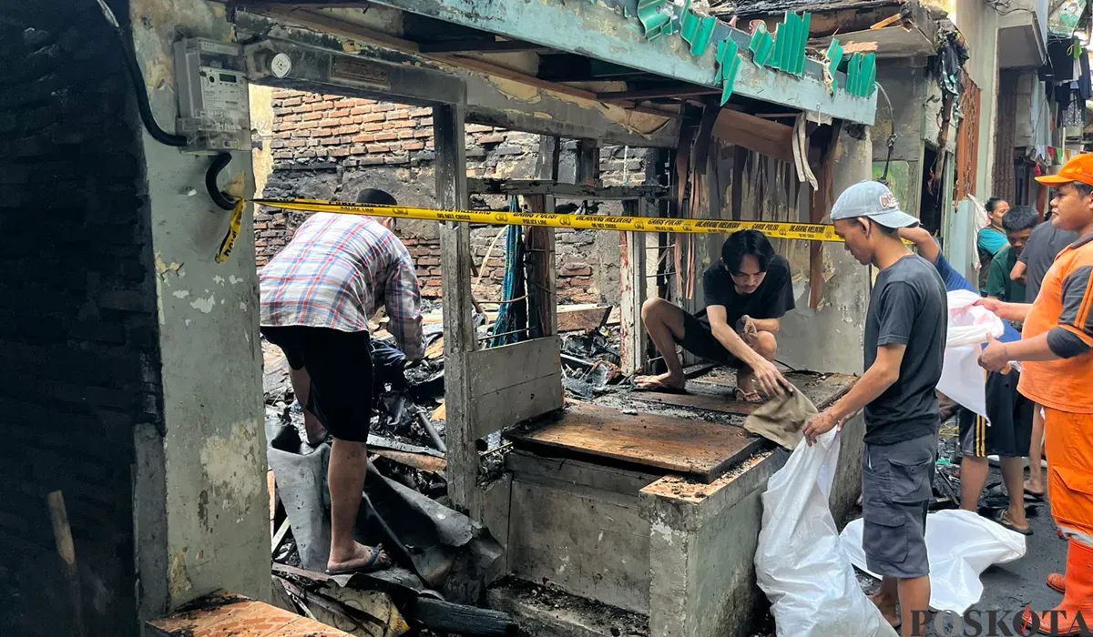 Sejumlah warga korban kebakaran mencari sisa-sisa barang pribadi yang bisa diselamatkan di Jalan Jembatan Besi VIII Gang Duri Indah 1 Nomor 31, RT 2/RW 6, Jembatan Besi, Tambora, Jakarta Barat. (Sumber: POSKOTA | Foto: M Tegar Jihad)