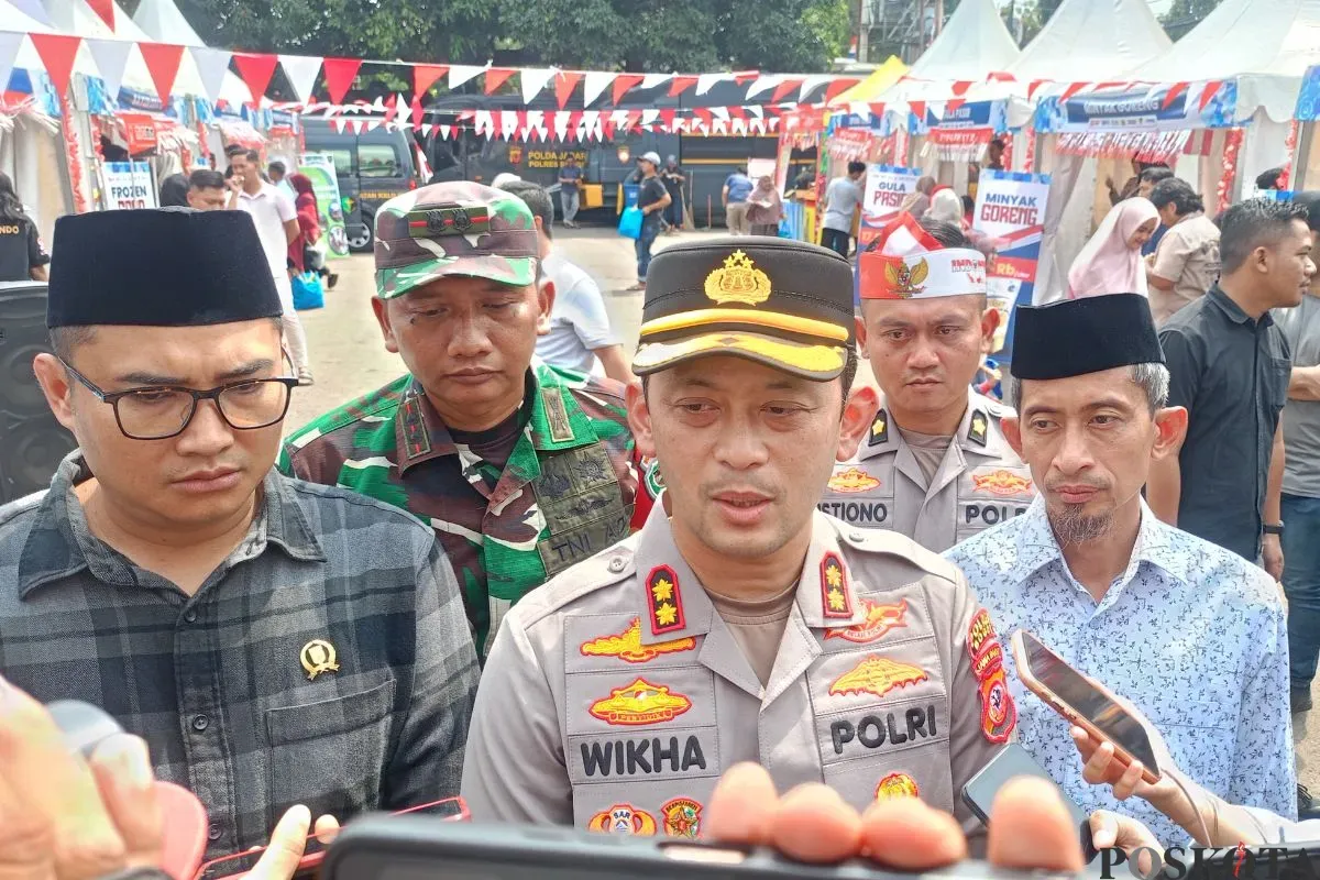 Kapolres Bogor AKBP Wikha, menjelaskan rekayasa lalin pada saat kirab bendera pusaka merah putih, Rabu, 13 Agustus 2025. (Sumber: Poskota/Giffar Rivana)