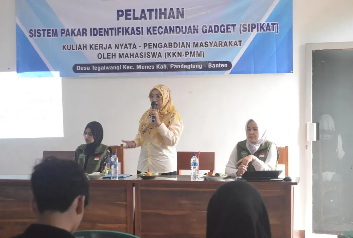 Para mahasiswa KKN dan Tim Dosen Unma Banten, saat melakukan kegiatan pelatihan Sipikat di Desa Tegal Wangi, Kecamatan Menes, Pandeglang. (Sumber: UNMA Banten)