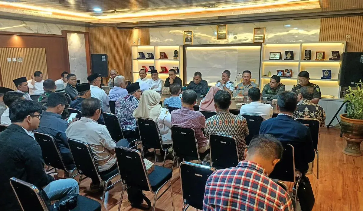 Pemkot Bekasi, bersama MUI, Kesbangpol, dan warga Dukuh Zamrud Bekasi mengadakan pertemuan membahas dugaan menyimpang pengajian Umi Cinta pada Rabu, 13 Agustus 2025. (Sumber: Humas Pemkot Bekasi)