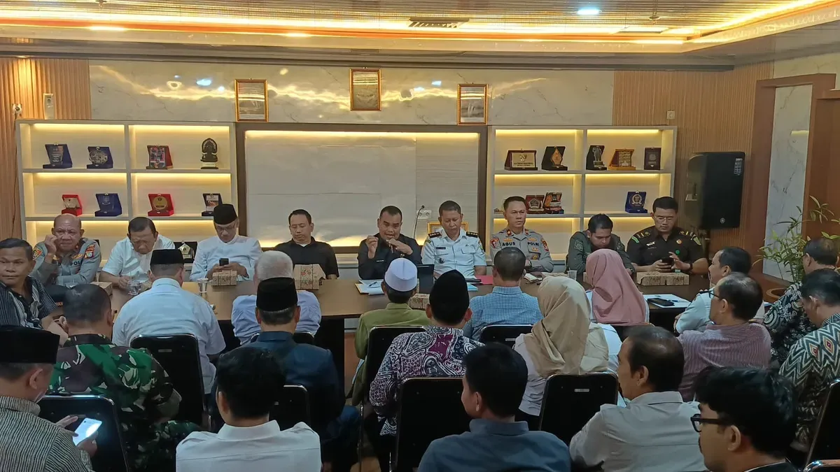 Pemkot Bekasi, bersama MUI, Kesbangpol, dan warga Dukuh Zamrud Bekasi menggelar pertemuan membahas dugaan ajaran menyimpang pengajian Umi Cinta pada Rabu, 13 Agustus 2025. (Sumber: Humas Pemkot Bekasi)