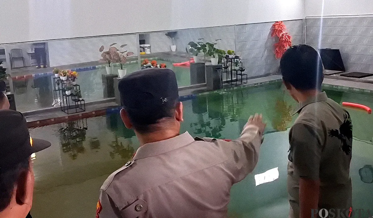 Kapolsek Babelan, Kompol Wito, bersama petugas melakukan olah TKP peristiwa tenggelamnya 2 siswi di kolam renang milik SDIT Ibnul Jazari, Kabupaten Bekasi, Rabu, 13 Agustus 2025. (Sumber: POSKOTA | Foto: Nurpini Aulia Rapika)