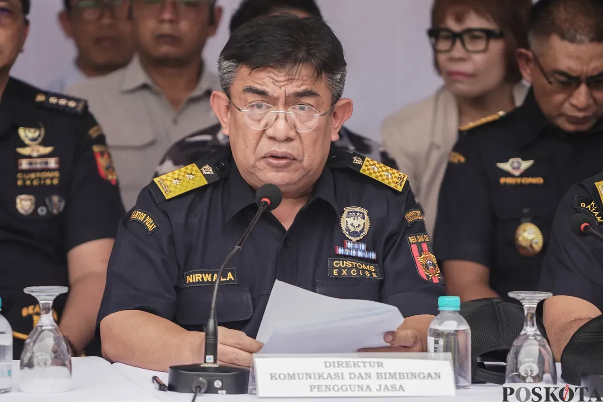 Direktur Jenderal Bea Cukai Djaka Budi Utama, bersama Panglima Koarmada Laksamana Madya TNI Denih Hendrata dan Direktir Komunikasi dan Bimbingan Jasa Beacukai Nirwala Dwi Heryanto menyampaikan keterangan saat konfrensi pers penindakan ballpres di Pelabuhan Tanjung Priok, Kamis, 14 Agustus 2025. (Sumber: Poskota/Bilal Nugraha Ginanjar)