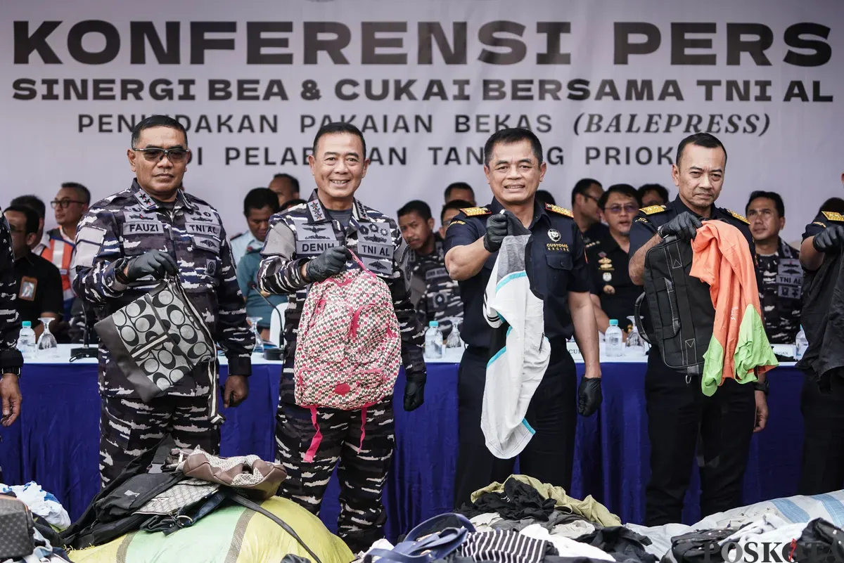 Barang bukti pakaian bekas saat konfrensi pers penindakan ballpres di Pelabuhan Tanjung Priok, Kamis, 14 Agustus 2025. (Sumber: Poskota/Bilal Nugraha Ginanjar)