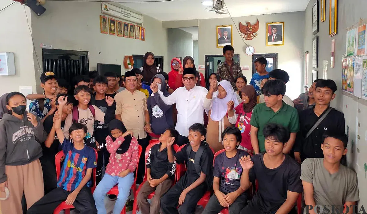 Anggota Komisi C DPRD Jakarta, Lukmanul Hakim saat vokasi anak-anak yang putus sekolah di RW 06 Kelurahan Duri, Cengkareng, Jakbar, Kamis, 14 Agustus 2025. (Sumber: POSKOTA | Foto: Pandi Ramedhan)
