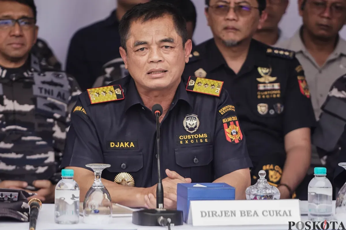 Direktur Jenderal Bea Cukai Djaka Budi Utama, bersama Panglima Koarmada Laksamana Madya TNI Denih Hendrata dan Direktir Komunikasi dan Bimbingan Jasa Beacukai Nirwala Dwi Heryanto menyampaikan keterangan saat konfrensi pers penindakan ballpres di Pelabuhan Tanjung Priok, Kamis, 14 Agustus 2025. (Sumber: Poskota/Bilal Nugraha Ginanjar)