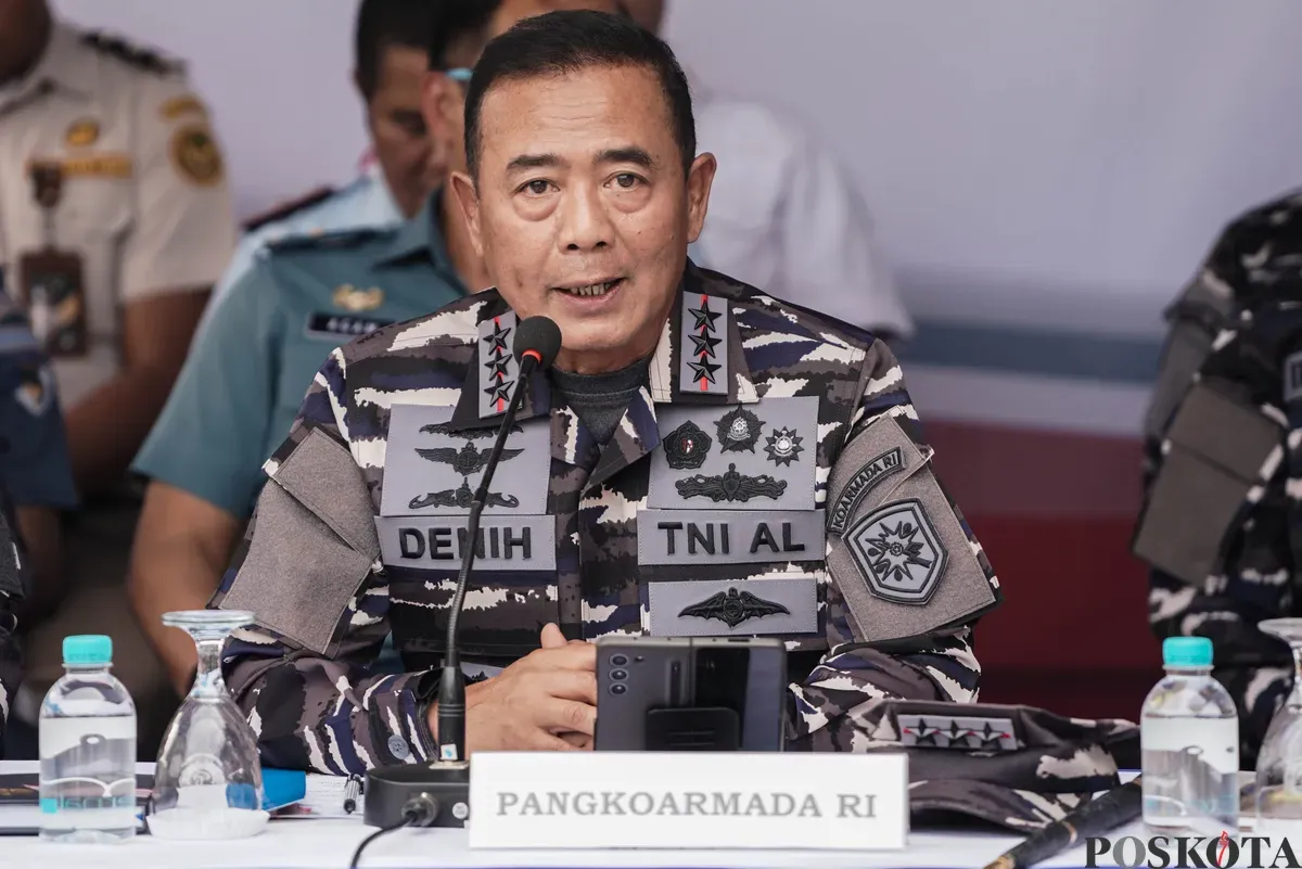 Direktur Jenderal Bea Cukai Djaka Budi Utama, bersama Panglima Koarmada Laksamana Madya TNI Denih Hendrata dan Direktir Komunikasi dan Bimbingan Jasa Beacukai Nirwala Dwi Heryanto menyampaikan keterangan saat konfrensi pers penindakan ballpres di Pelabuhan Tanjung Priok, Kamis, 14 Agustus 2025. (Sumber: Poskota/Bilal Nugraha Ginanjar)