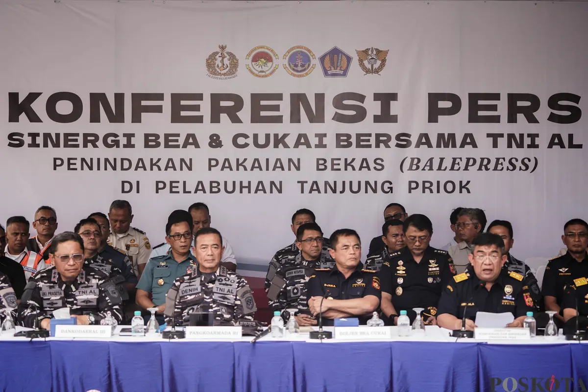 Barang bukti pakaian bekas saat konfrensi pers penindakan ballpres di Pelabuhan Tanjung Priok, Kamis, 14 Agustus 2025. (Sumber: Poskota/Bilal Nugraha Ginanjar)