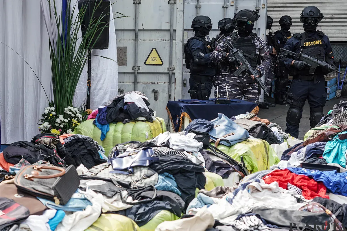 Barang bukti pakaian bekas saat konfrensi pers penindakan ballpres di Pelabuhan Tanjung Priok, Kamis, 14 Agustus 2025. (Sumber: Poskota/Bilal Nugraha Ginanjar)