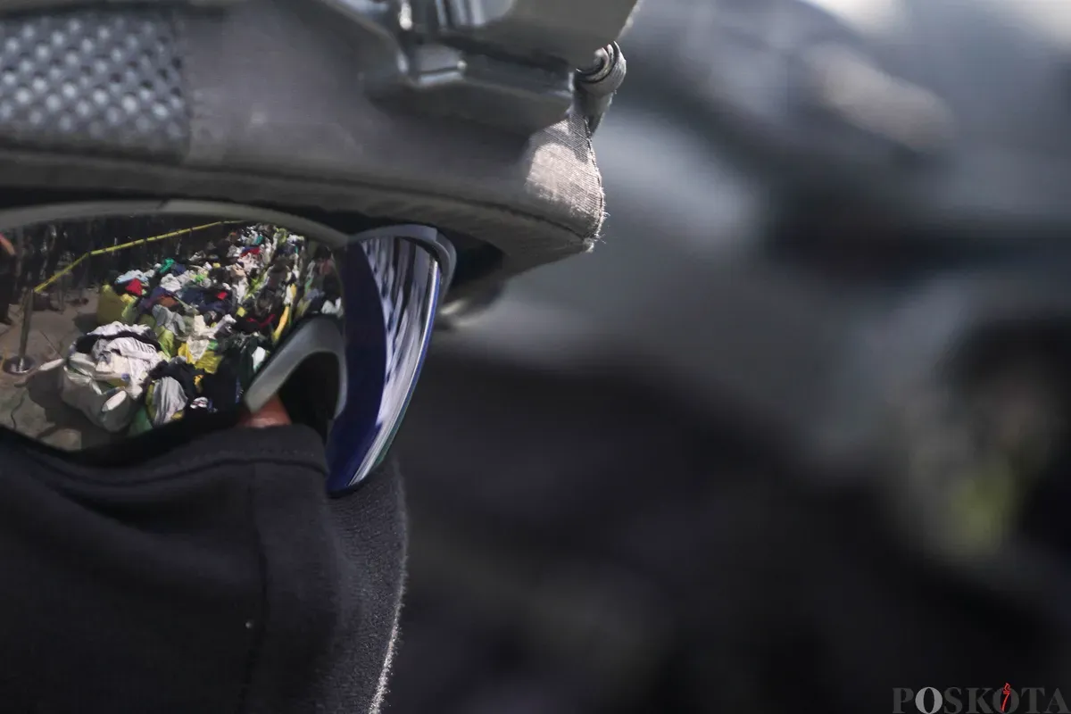 Barang bukti pakaian bekas saat konfrensi pers penindakan ballpres di Pelabuhan Tanjung Priok, Kamis, 14 Agustus 2025. (Sumber: Poskota/Bilal Nugraha Ginanjar)