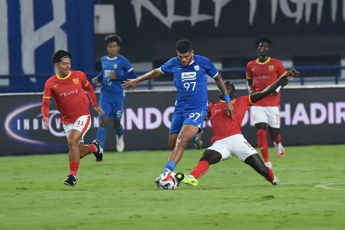 Persib Bandung resmi lolos ke fase grup AFC Champions League Two (ACL TWO) 2025/2026 setelah mengalahkan Manila Digger 2-1 di babak play-off, menempati Pot 4 untuk undian wilayah timur, dan bersiap menghadapi lawan-lawan tangguh(Sumber: persib.co.id)