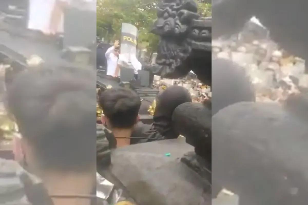 Bupati Pati Sudewo menemui massa demonstran, Rabu, 13 Agustus 2025. (Sumber: X/@Ary_PrasKe2)