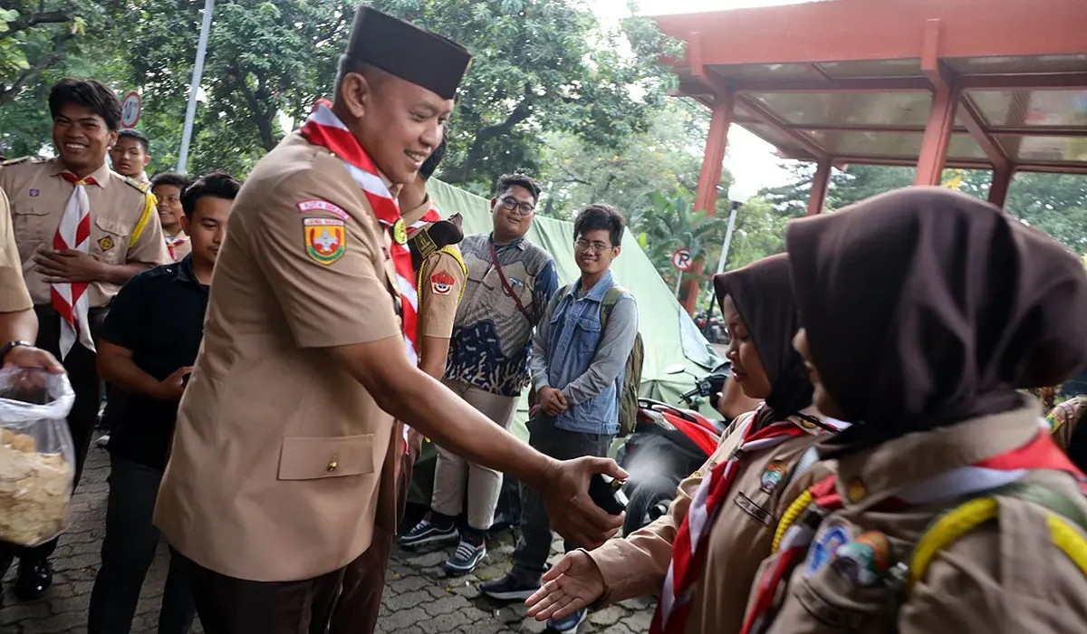 Wali Kota Bekasi, Tri Adhianto bercengkrama dengan para peserta pramuka yang mengikuti kegiatan kamping di Plaza Pemkot Bekasi, Kamis, 14 Agustus 2025. (Sumber: Humas Pemkot Bekasi)