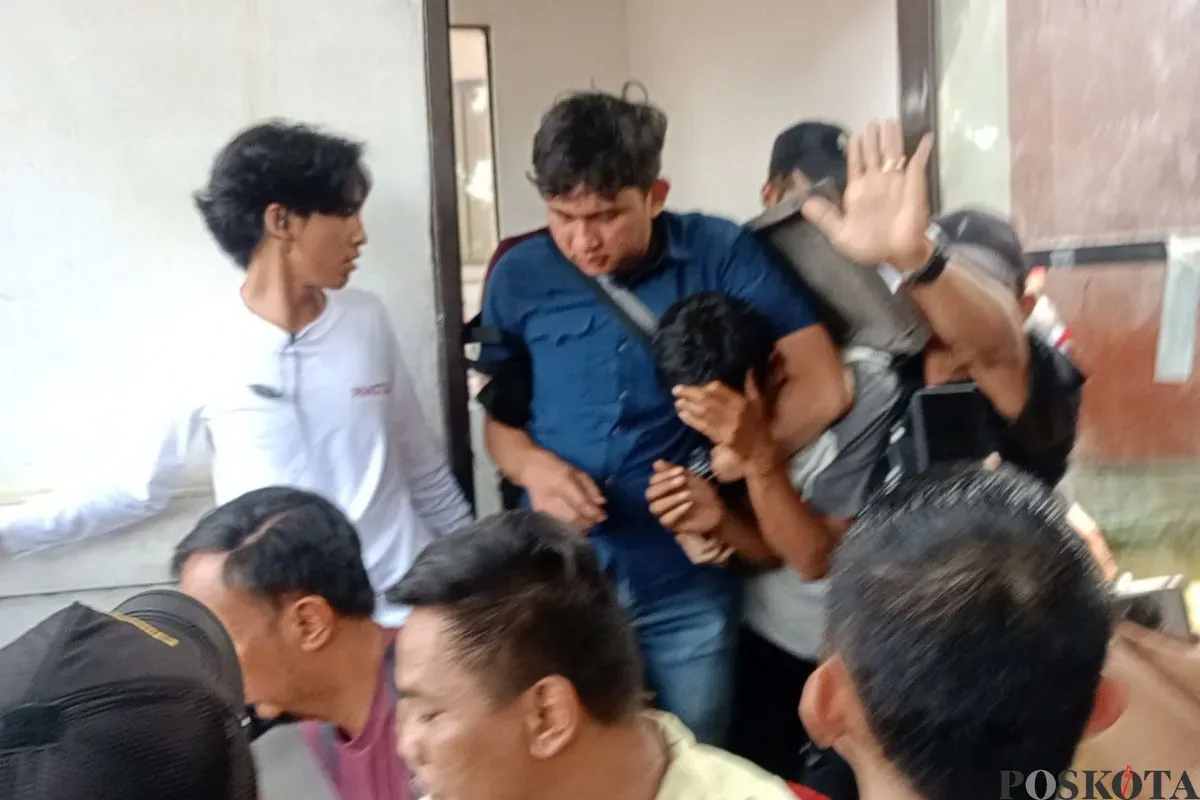Copet diamankan petugas keamanan saat beraksi di acara kirab bendera merah putih, di Cibinong, Kabupaten Bogor, Kamis 14 Agustus 2025. (Sumber: Poskota/Giffar Rivana)