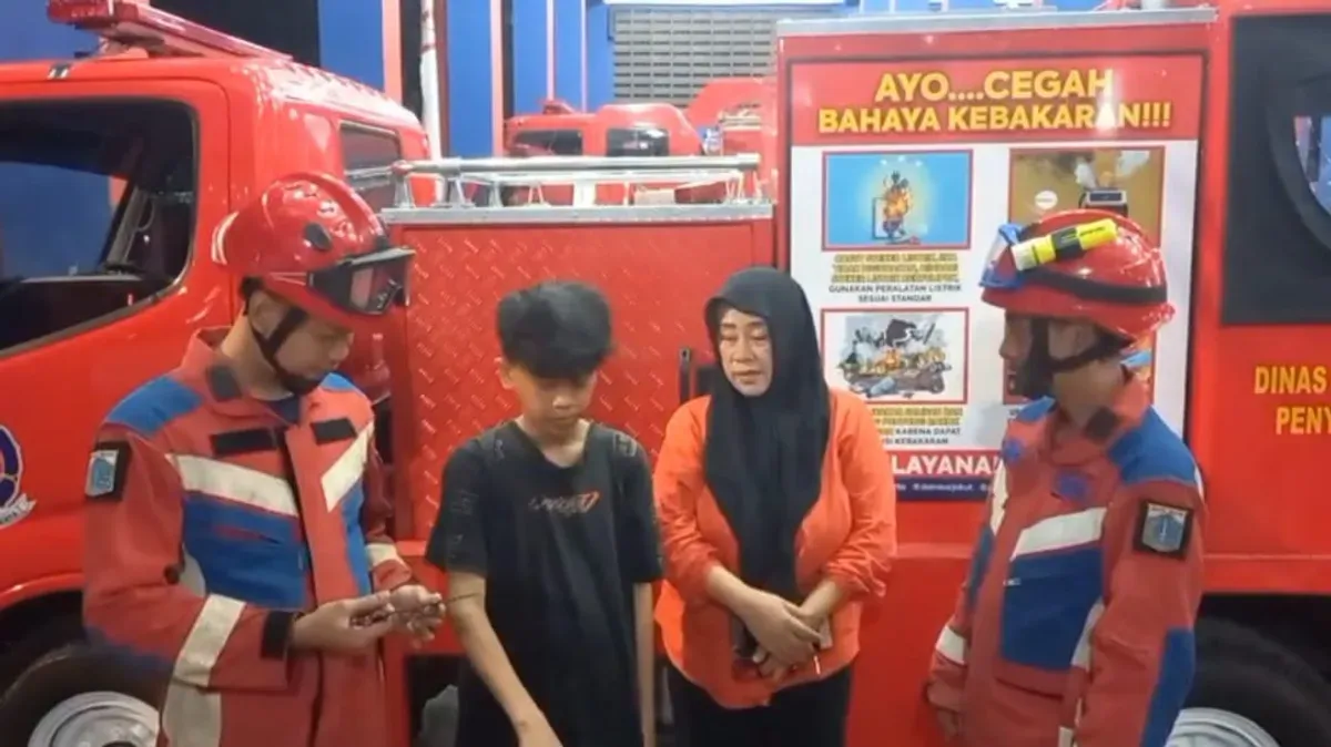 Petugas damkar evakuasi jari bocah laki-laki yang masuk ke lubang gir sepeda di kawasan Cilincing, Jakarta Utara. (Sumber: Damkar)