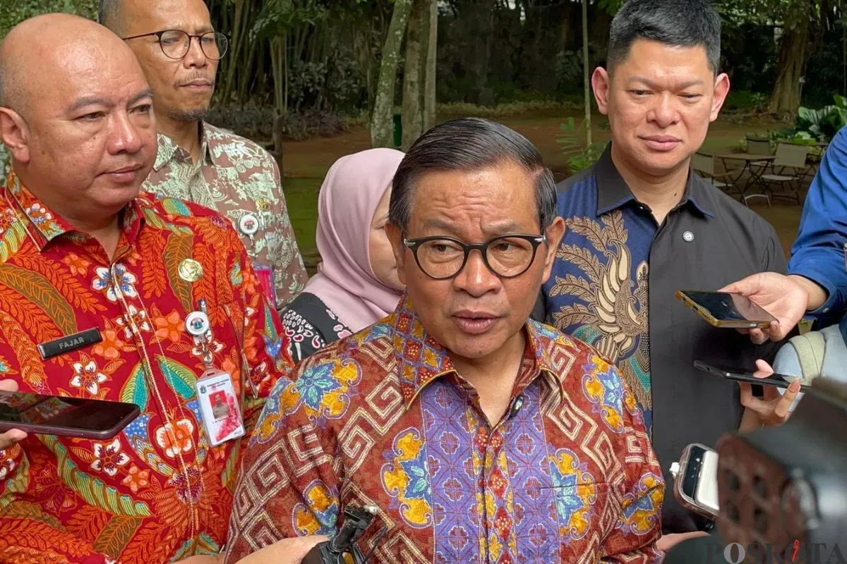 Gubernur Jakarta, Pramono Anung saat menyampaikan pernyataan kepada awak media di Ragunan, Jakarta Selatan, Kamis, 14 Agustus 2025. (Sumber: Poskota/Muhammad Tegar Jihad)