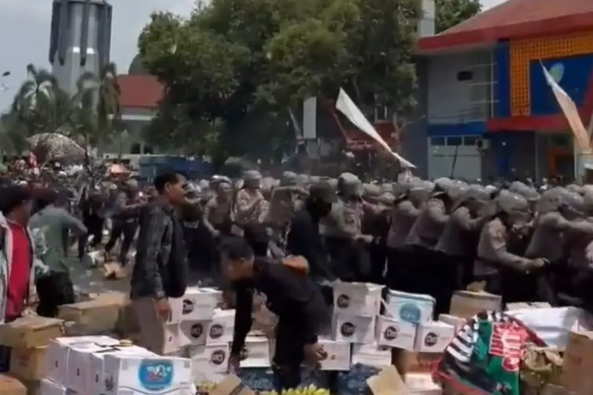 Bentrokan antara massa demonstran dengan aparat dalam aksi protes yang terjadi di Pati, Jawa Tengah, Rabu, 13 Agustus 2025. (Sumber: X/@iniahmaad)