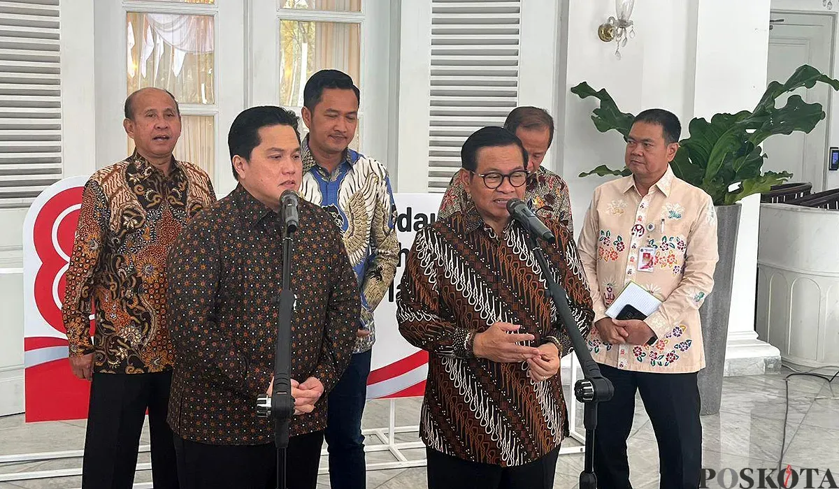 Ketua Umum PSSI, Erick Thohir dan Gubernur Jakarta, Pramono Anung, usai menggelar pertemuan di Balai Kota DKI Jakarta, Kamis, 14 Agustus 2025. (Sumber: POSKOTA | Foto: M Tegar Jihad)