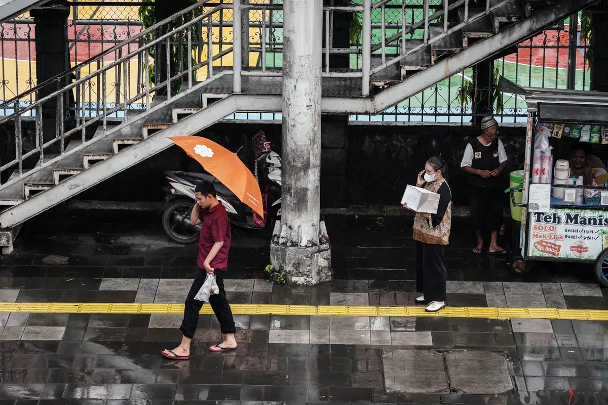 Sejumlah pengendara sepeda motor menerobos hujan di Jalan Salemba, Jakarta, Selasa, 12 Agustus 2025. Badan Meteorologi, Klimatologi, dan Geofisika (BMKG) memprakirakan hujan ringan di seluruh wilayah Jakarta. (Sumber: Poskota/Bilal Nugraha Ginanjar)