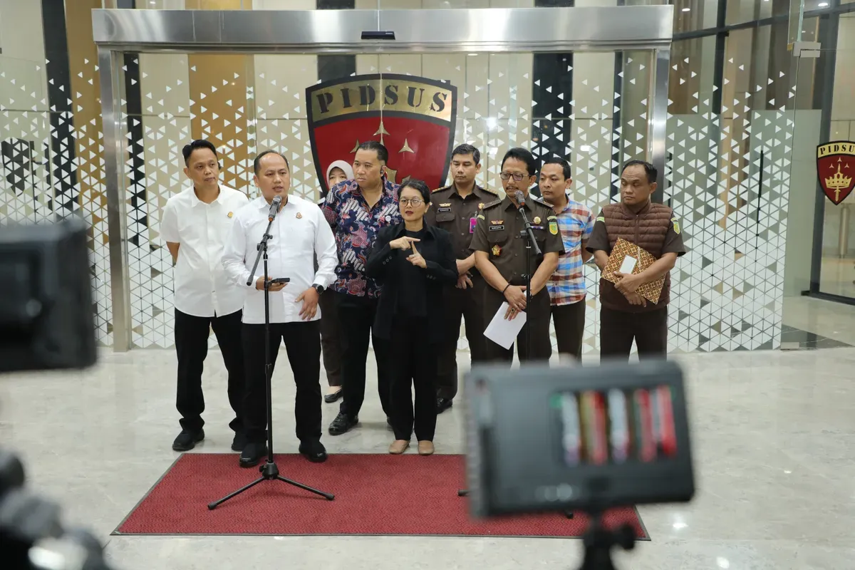 Kepala Pusat Penerangan Hukum (Kapuspenkum) Kejagung, Anang Supriatna (kemeja putih) di Gedung Bundar Kejaksaan Agung, Jakarta Selatan. (Sumber: Kejagung)