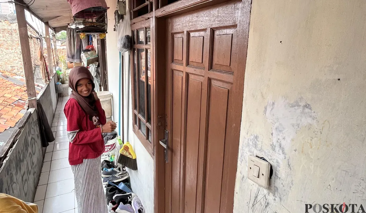 Nur Azizah, salah satu anak yang putus sekolah di rumah kontrakannya di Kelurahan Duri Kosambi, Cengkareng, Jakarta Barat, Kamis, 14 Agustus 2025. (Sumber: POSKOTA | Foto: Pandi Ramedhan)