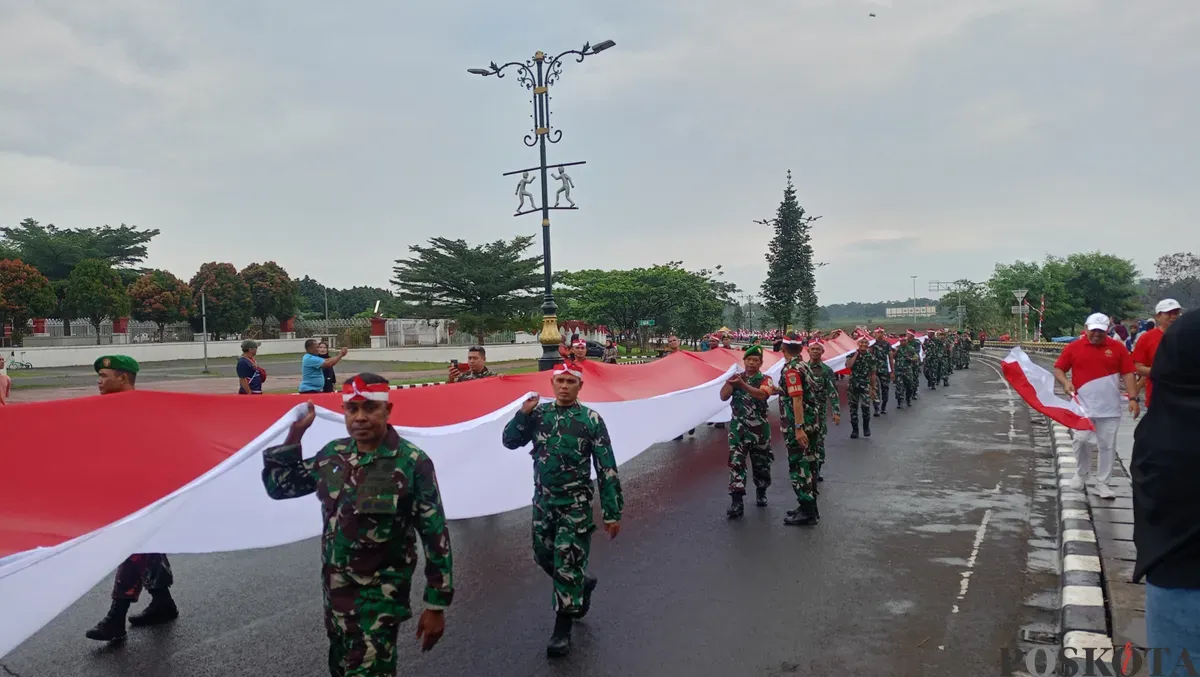 Kirab Bendera Merah Putih sepanjang 600 meter digelar Pemkab Bogor, dari Stadion Pakansari ke Lapangan Tegar Beriman, Cibinong, Kamis 14 Agustus 2025. (Sumber: Poskota/Giffar Rivana)