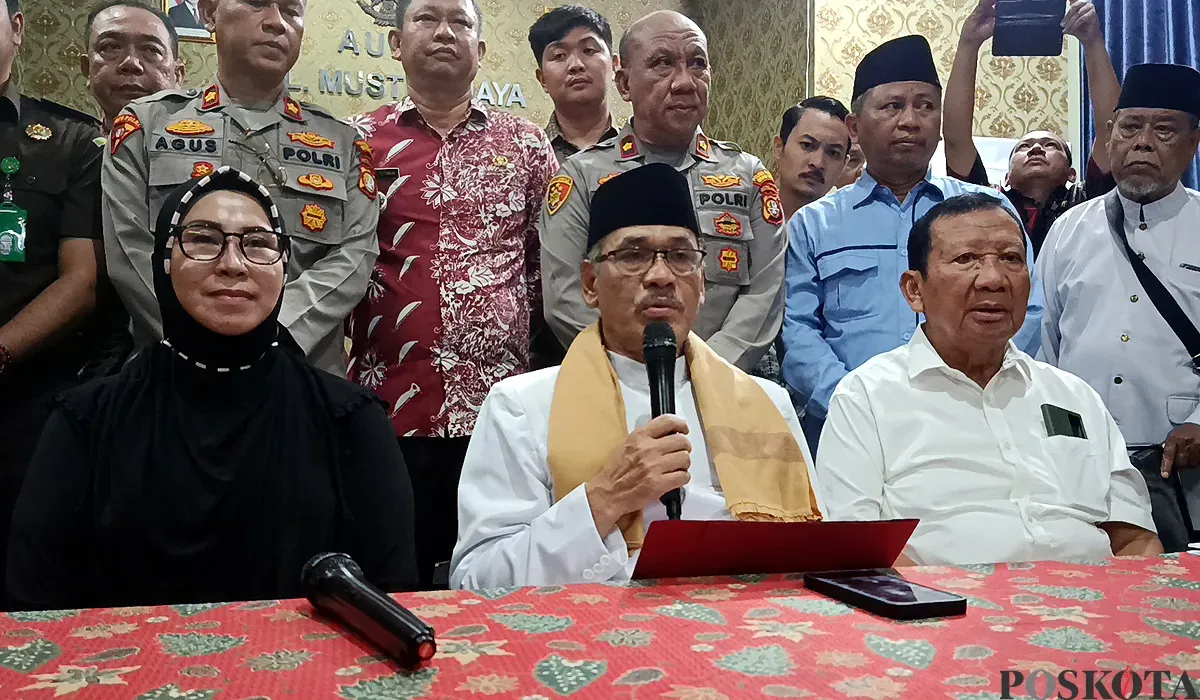 Ketua MUI Kota Bekasi, Syaifuddin Siroj (tengah) saat menyampaikan hasil klarifikasi dugaan ajaran menyimpang Putri Yeni alias Umi Cinta pada Kamis, 14 Agustus 2025. (Sumber: POSKOTA | Foto: Nurpini Aulia Rapika)