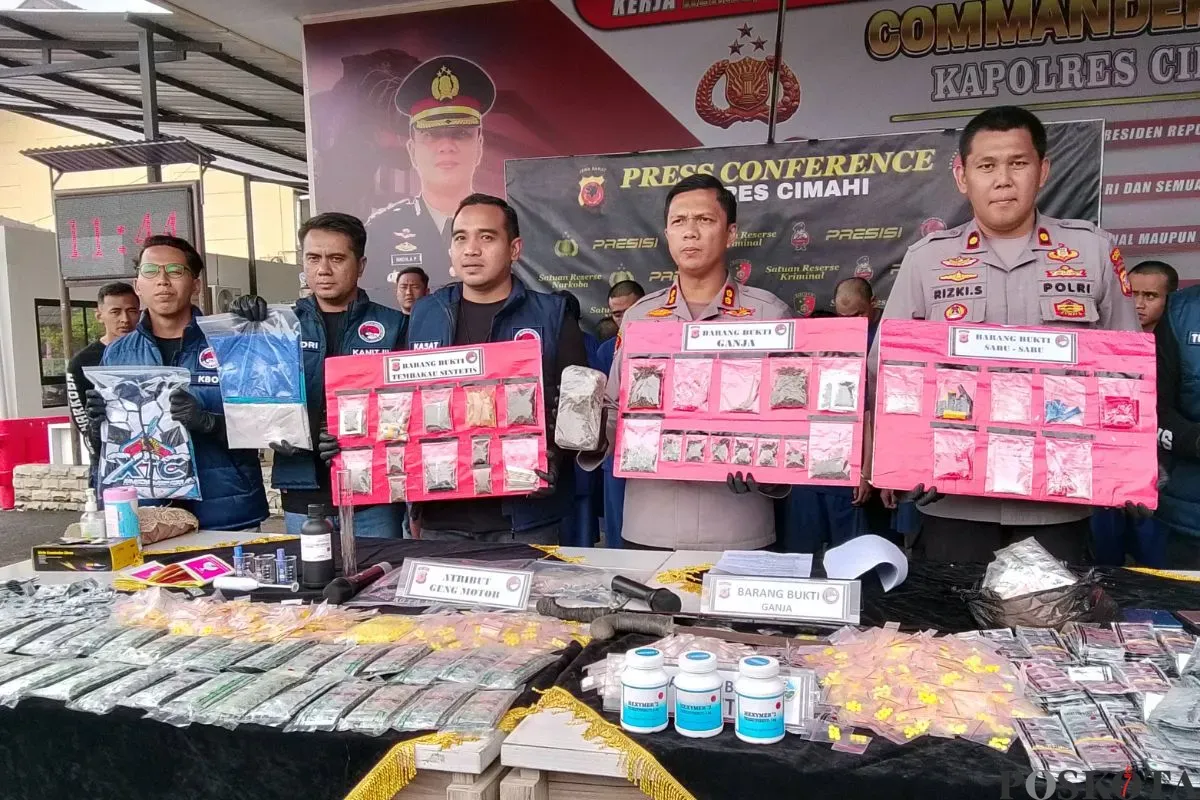 Polres Cimahi melaksanakan gelar perkara ungkap kasus penyalahgunaan narkotika di Mapolres Cimahi, Kelurahan Cigugur Tengah, Kecamatan Cimahi Tengah, Kota Cimahi, Kamis, 14 Agustus 2025. (Sumber: Poskota/Gatot Poedji Utomo)
