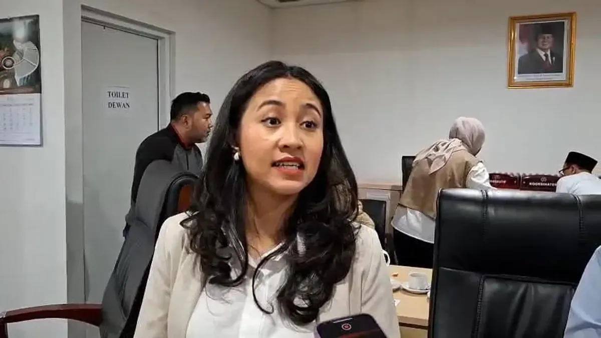 Ketua Pansus Raperda KTR DPRD Jakarta, Farah Savira, saat doorstop setelah rapat pembahasan Raperda KTR, Rabu, 13 Agustus 2025. (Sumber: Istimewa)