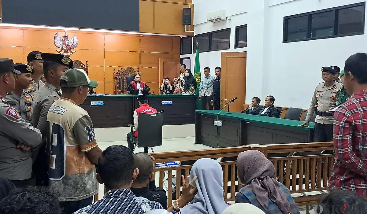 Terdakwa Mulyana saat mendengar putusan mati di PN Serang. (Sumber: POSKOTA | Foto: Rahmat Haryono)