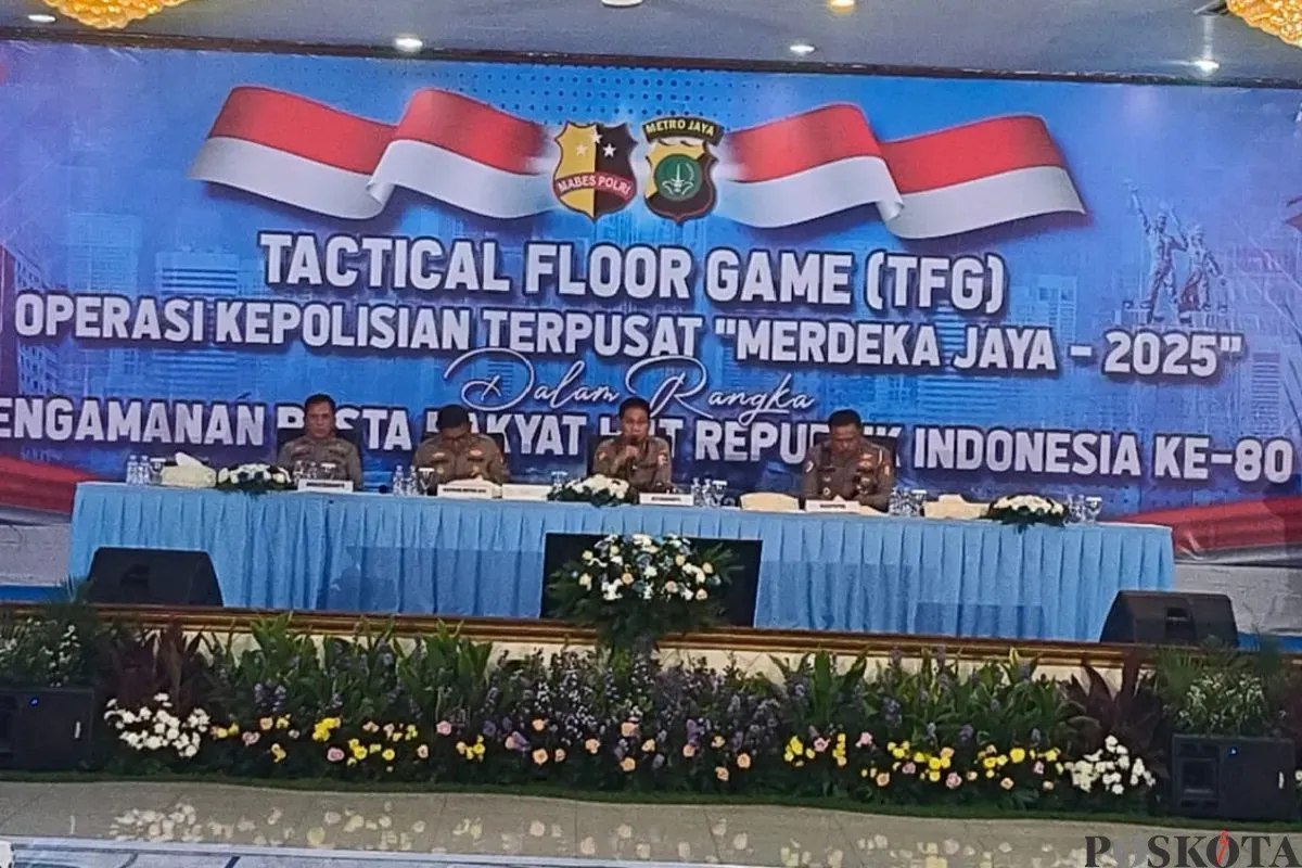Polri menggelar Tactical Floor Game (TFG) untuk memastikan pengamanan perayaan Hari Ulang Tahun ke-80 Republik di Gedung Balai Pertemuan Metro Jaya, Kamis, 14 Agustus 2025. (Sumber: Poskota/Ali Mansur)