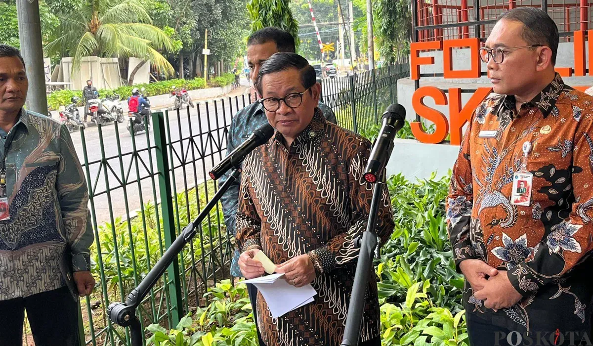 Gubernur Jakarta, Pramono Anung, saat menyampaikan pernyataan kepada awak media di Tanah Abang, Jakarta Pusat, Kamis, 14 Agustus 2025. (Sumber: POSKOTA | Foto: M Tegar Jihad)