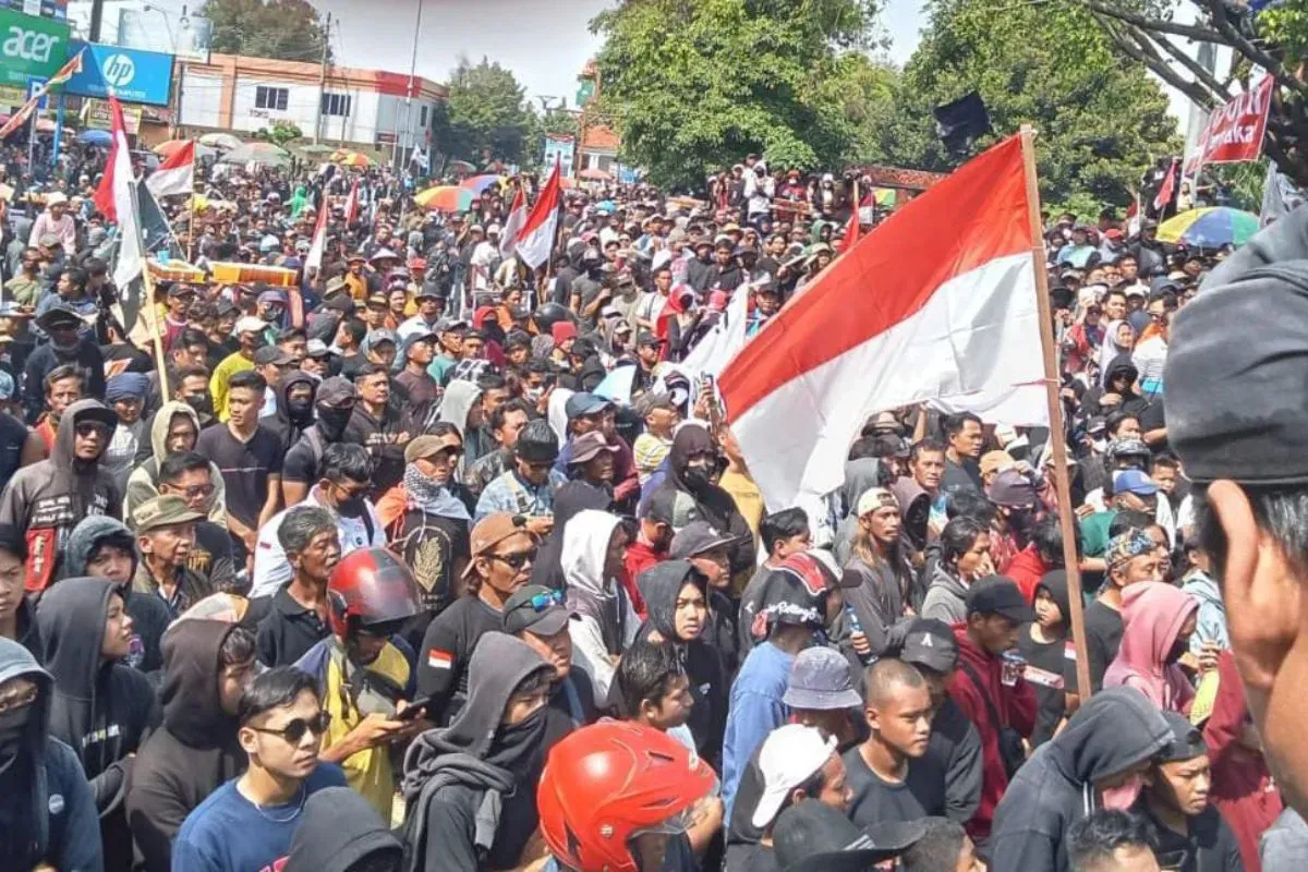 Aksi demonstrasi besar-besaran di Pati, Jawa Tengah, pada Rabu, 13 Agustus 2025. (Sumber: X/@gerakanrakyatid)
