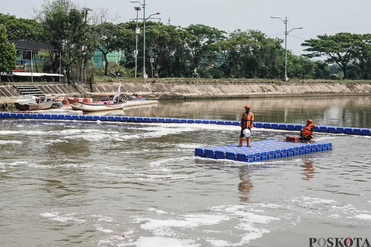 Petugas menyemprotkan air saat simulasi penanganan busa di Pintu Air Weir 3 Marunda, Kanal Banjir Timur (KBT), Jakarta Utara, Rabu, 13 Agustus 2025. (Sumber: Poskota/Bilal Nugraha Ginanjar)