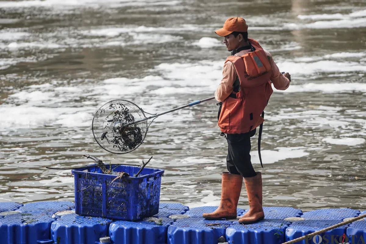Petugas menyemprotkan air saat simulasi penanganan busa di Pintu Air Weir 3 Marunda, Kanal Banjir Timur (KBT), Jakarta Utara, Rabu, 13 Agustus 2025. (Sumber: Poskota/Bilal Nugraha Ginanjar)
