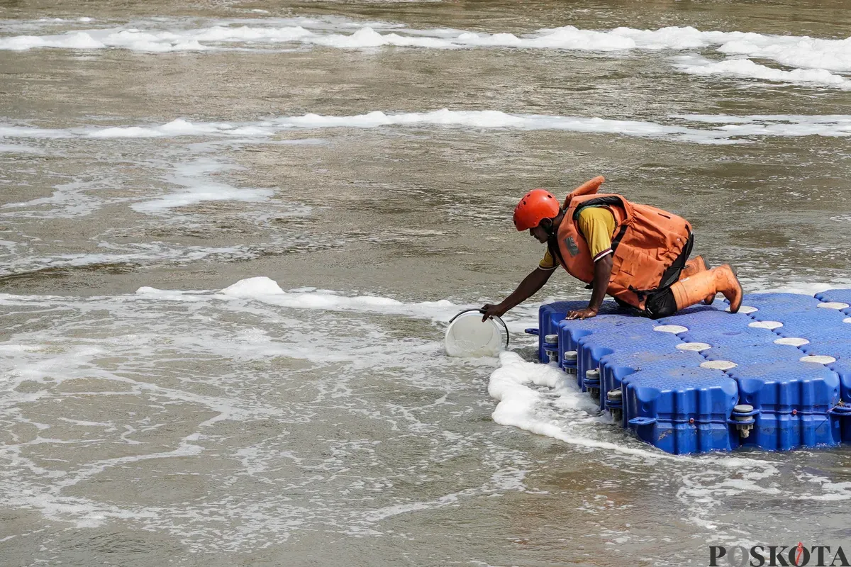 Petugas menyemprotkan air saat simulasi penanganan busa di Pintu Air Weir 3 Marunda, Kanal Banjir Timur (KBT), Jakarta Utara, Rabu, 13 Agustus 2025. (Sumber: Poskota/Bilal Nugraha Ginanjar)