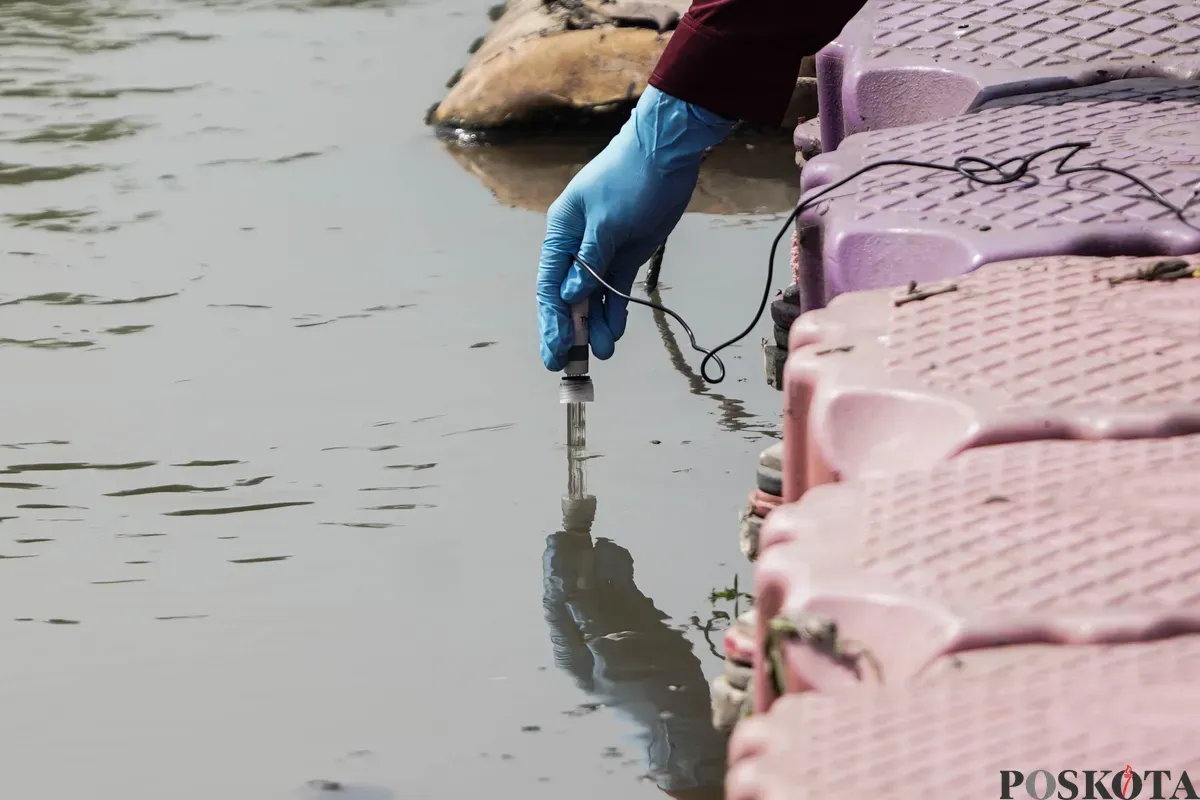 Petugas menyemprotkan air saat simulasi penanganan busa di Pintu Air Weir 3 Marunda, Kanal Banjir Timur (KBT), Jakarta Utara, Rabu, 13 Agustus 2025. (Sumber: Poskota/Bilal Nugraha Ginanjar)