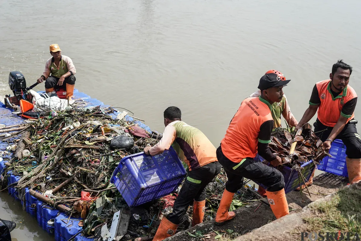 Petugas menyemprotkan air saat simulasi penanganan busa di Pintu Air Weir 3 Marunda, Kanal Banjir Timur (KBT), Jakarta Utara, Rabu, 13 Agustus 2025. (Sumber: Poskota/Bilal Nugraha Ginanjar)