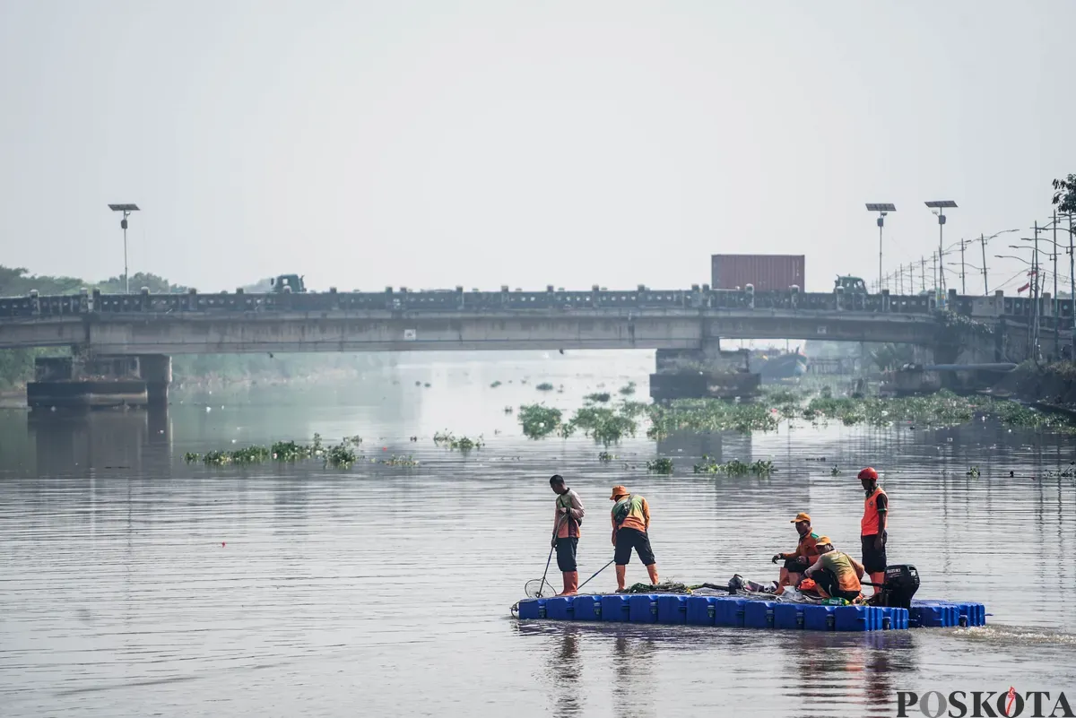 Petugas menyemprotkan air saat simulasi penanganan busa di Pintu Air Weir 3 Marunda, Kanal Banjir Timur (KBT), Jakarta Utara, Rabu, 13 Agustus 2025. (Sumber: Poskota/Bilal Nugraha Ginanjar)