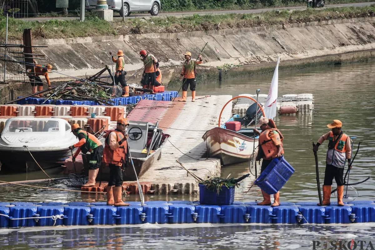 Petugas menyemprotkan air saat simulasi penanganan busa di Pintu Air Weir 3 Marunda, Kanal Banjir Timur (KBT), Jakarta Utara, Rabu, 13 Agustus 2025. (Sumber: Poskota/Bilal Nugraha Ginanjar)